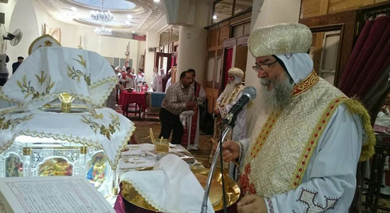 أساقفة المنيا يشاركون في قداس الأربعين لوالد الأنبا مكاريوس