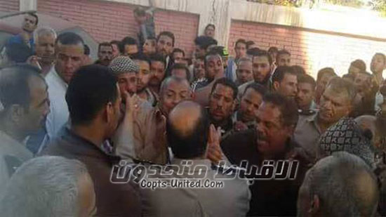 بالصور : مسلمون يتصدون لمتشددون حاولوا التسلل لكنيسة الحسينية بعد مقتل فتاة مسلمه 