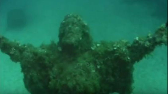 تمثال للسيد المسيح تحت الماء بجزيرة مالطا