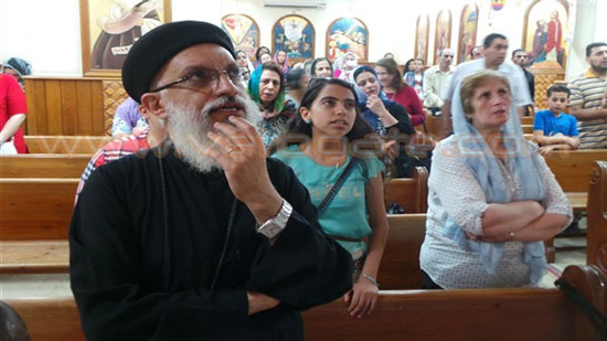 أقباط الإسكندرية يتوافدون للصلاة لأجل متضرري أحداث المنيا