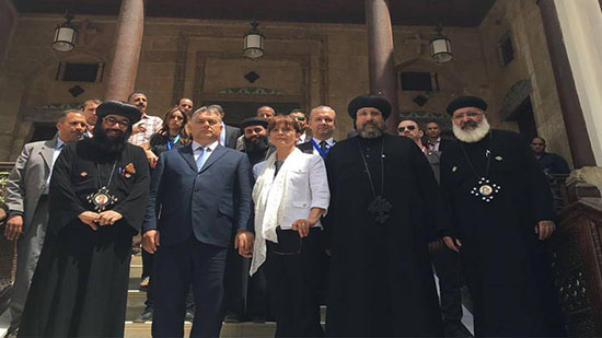 بالصور.. رئيس الوزراء المجري يزور الكنيسة المعلقة في مصر القديمة