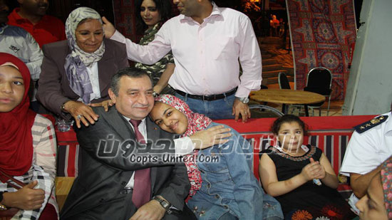 رئيس الوزراء السابق عصام شرف يُشارك الأيتام و ذوي الاحتياجات الإفطار