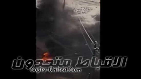 بالفيديو : لحظات التجمهر والاعتداء على اقباط العامرية وحرق دراجة بخارية 