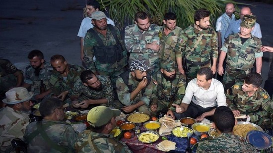 بالصور.. الأسد يتناول الإفطار مع جنوده في ساحة المعركة
