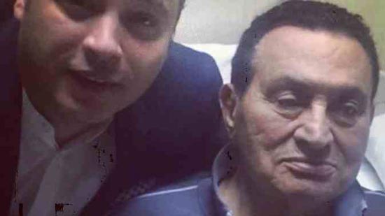 «أسف ياريس» تنشر أحدث صورة تجمع تامر عبدالمنعم بـ«مبارك» بمستشفى المعادي
