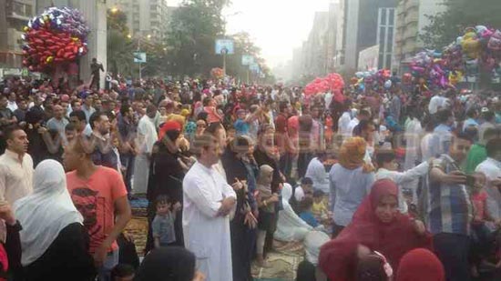 بالصور.. اختلاط النساء والرجال في صلاة العيد بمسجد مصطفى محمود