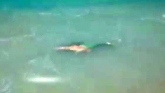 بالفيديو.. الأمواج تقذف جثة فتاة على شاطئ «مارينا 5»
