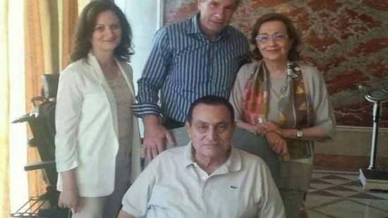 صور| سوزان مبارك تزور الرئيس الأسبق بمناسبة عيد الفطر