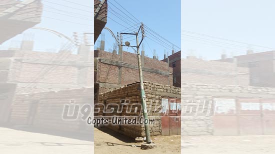 عمود كهرباء يهدد بكارثة داخل قرية قبطية بالمنيا