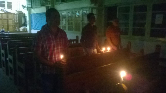 الصلاة بالشموع من أجل مصر باجتماع الشباب العام بالسويس