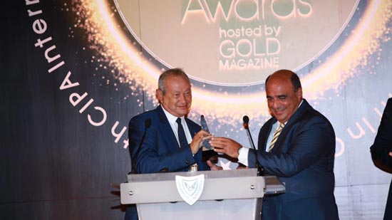 نجيب ساويرس يتسلم جائزة من الرئيس القبرصى