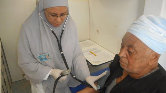 قافلة علاجية تكشف وتعالج 2037 حالة بمركز أبوقرقاص في المنيا