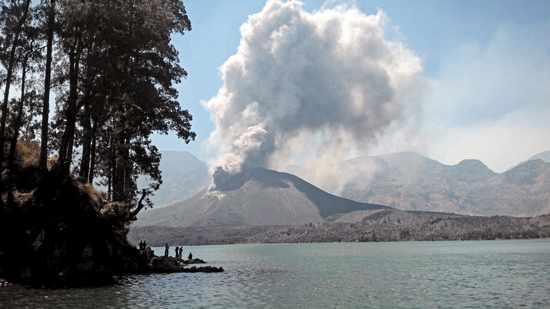  إخلاء ألف سائح بعد ثوران بركان رينجاني في إندونيسيا