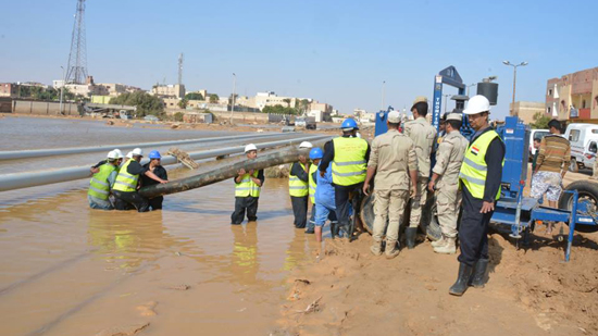 الجيش يساهم في رفع آثار السيول بالمناطق المتضررة