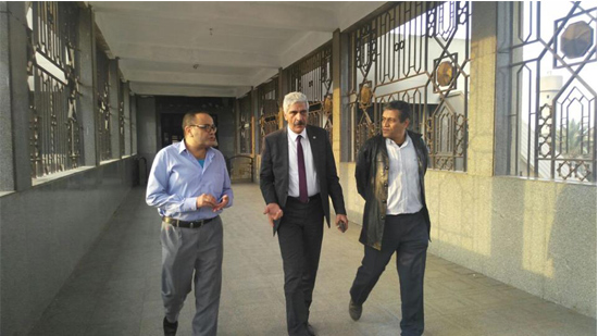 رئيس هيئة سكك حديد مصر يفاجئ العاملين بمحطة شبرا الخيمة بزيارة
