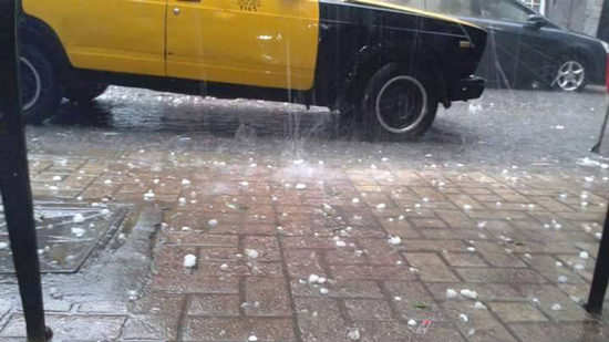 الثلوج تتساقط في الإسكندرية.. والدفع بسيارات السيول لسحب المياه