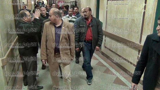 شاهد.. أحد أهالي شهداء الكنيسة البطرسية يصرخ في وجه محافظ القاهرة بمستشفي الدمرداش