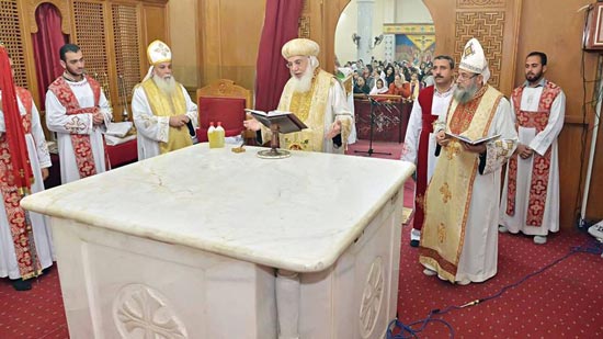 بالصور.. مطران سمالوط يترأس القداس في كنيسة مارجرجس بعد تجديدها