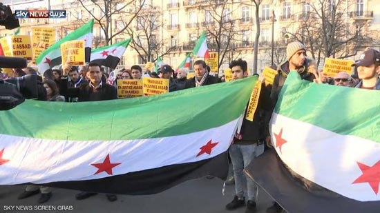 مئات المعارضين السوريين والإيرانيين يتظاهرون  في باريس ضد ممارسات أنظمة بلادهم في حلب