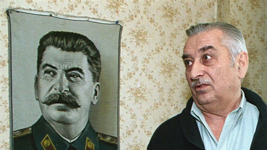 يفغيني جوغاشفيلي بقرب صورة جده ستالين