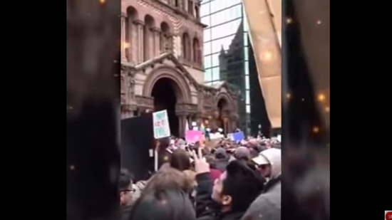بالفيديو.. متظاهرون يرفعون الأذان من كنيسة بالولايات المتحدة تضامنا مع المسلمين