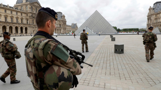 شرطة فرنسا: منفذ اعتداء متحف اللوفر صاح 
