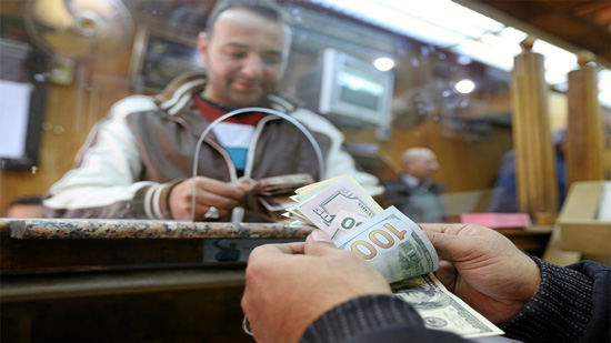 مواطن يبدل الدولار بالعملة المحلية بشركة صرافة بالقاهرة في ديسمبر 2016- الصورة من آريبيان رويترز