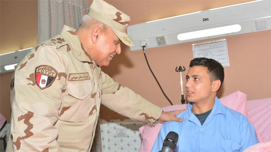 بالصور.. وزير الدفاع يزور مصابي العمليات الإرهابية في سيناء