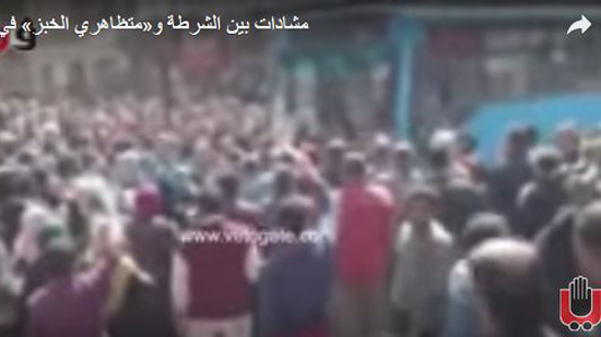 بالفيديو.. مشادات بين الشرطة و«متظاهري الخبز» في الإسكندرية