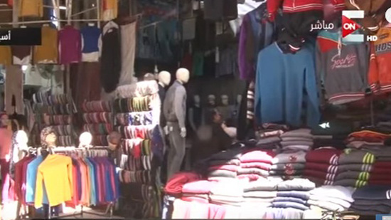 بالفيديو.. صناعة الملابس في مصر تعاني.. والاتجاه الجديد للمستعمل والقماش