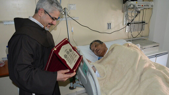 الأب بطرس دانيال يكرم محمد شرف بالمستشفى
