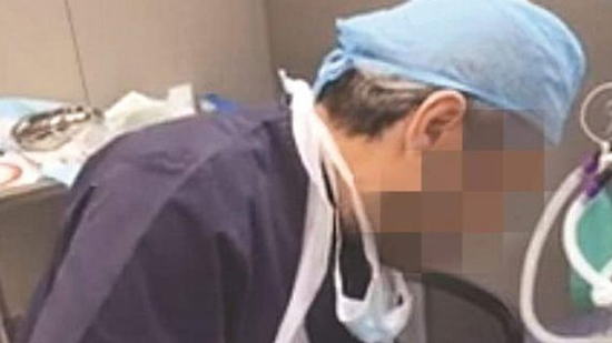 جراح كويتي ينشر فيديو لمريضة شبه عارية