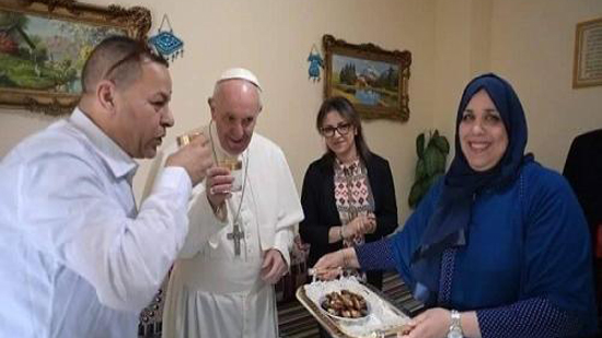 بابا روما يحل ضيفا على أسرة مسلمة في ميلانو