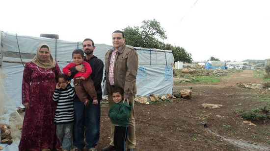  هاني دانيال  مع الأطفال اللاجئين