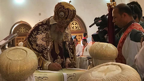 البابا يقوم بالتوقيع على تقليد الميرون