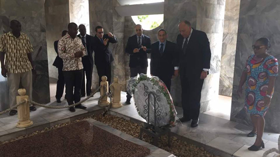 وزير الخارجية يضع إكليلا من الزهور على قبر الزعيم الراحل نكروما وحرمه