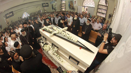 بالصور.. أنبا بولا يترأس جنازة الشهيد 29 لتفجيرات طنطا 