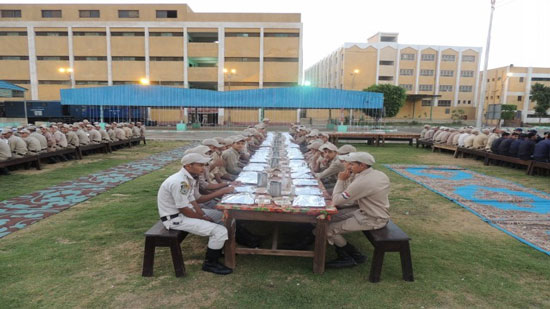 مدير امن المنيا يحضر إفطار جماعي لمجندي المديرية