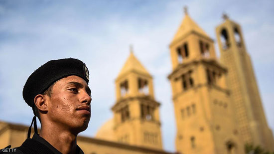 شرطي مصري أمام الكنيسة الأرثوذكسية في العباسية - أرشيف