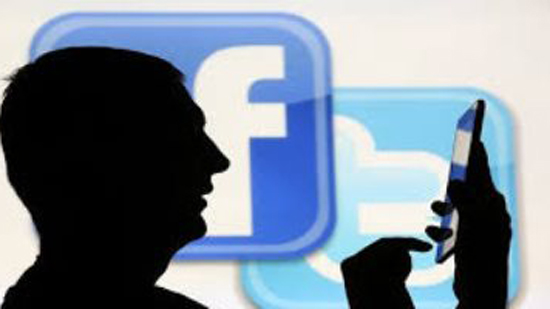 ضبط شخص أدار صفحة على فيس بوك لسب وقذف موظفين عموميين وأعضاء هيئات قضائية