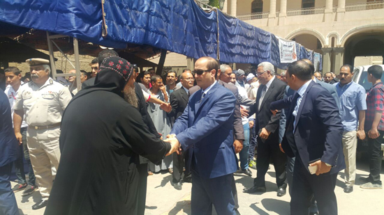 مساعد وزير الداخلية لوسط الصعيد والجهاز التنفيذي في قداس جنازة الأنبا ساويرس