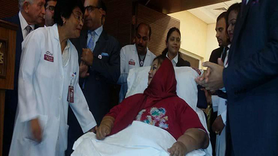 ننشر أول صور لأسمن سيدة في العالم من مستشفى أبوظبي