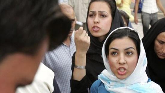 نساء إيرانيات يكرهن غطاء الرأس