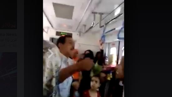 بالفيديو.. سيدات يمنعن أمين شرطة من ضبط بائعة متجولة في القطار