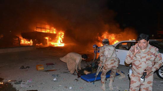 مقتل ١٥ وإصابة ٣٢ في هجوم على شاحنة للجيش الباكستاني