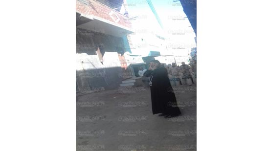 كاهن قرية الفرن بالمنيا أمام الحواجز الأمنية بعد منعه الدخول للصلاة 