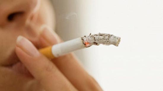 عوامل تدفع الشباب للتدخين.. واستشارى تقدم نصائح للوقاية منها