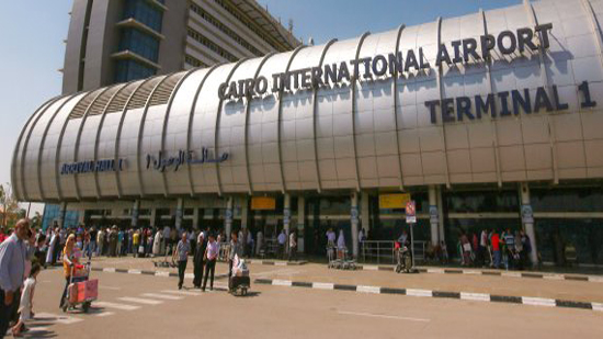 مطار القاهرة يبدأ بتطبيق سعر الدولار الجمركي الجديد بعد غد