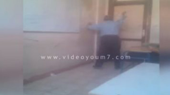 بالفيديو.. مدرس يعتدى بالضرب المبرح على تلميذ بالجيزة