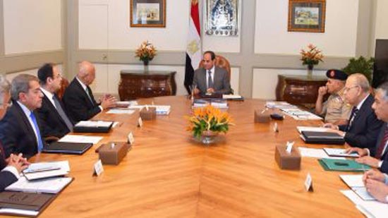 السيسي يجتمع مع رئيس الحكومة وعدد من الوزراء وكبار المسئولين